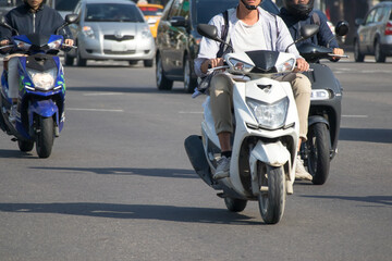 Fototapeta na wymiar 主要な移動手段として利用されるオートバイがたくさん行き交う台湾の街