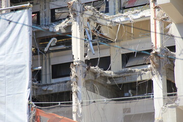 解体中の建物の一部