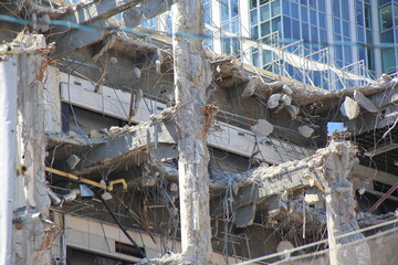 解体中の建物の一部