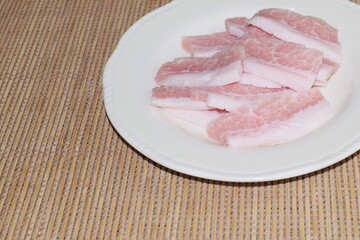 薄くスライスした豚トロ生肉