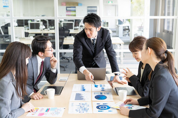 ビジネス　ミーティングイメージ