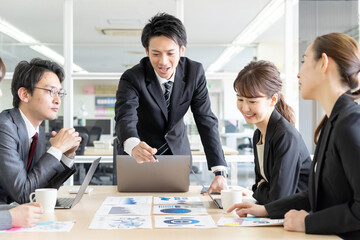 ビジネス　ミーティングイメージ