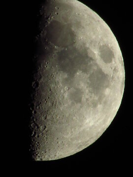 Close up pictures of the moon 