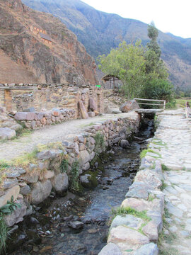 Canal de regadio del Parquie Arqueologico de Pisac en el Valle Sagrado de Cusco