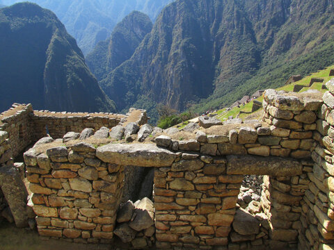 Casa de piedra que mira hacia el valle de la Ciudadela Sagrada de Macchu Pichu - Cusco Per&uacute;.