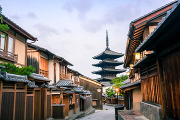 Naklejka premium Pagoda Yasaka w dzielnicy Higashiyama w Kioto oraz tradycyjny pejzaż pełen japońskiej atmosfery.