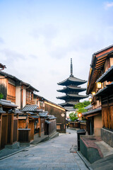 Fototapeta premium Pagoda Yasaka w dzielnicy Higashiyama w Kioto i tradycyjny pejzaż pełen japońskiej atmosfery.