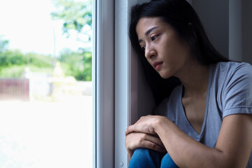 Asian women look sad and disappointed. Women are sad, lonely, or have mental problems.
