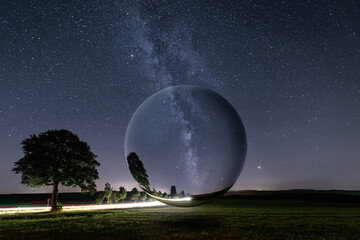 Milchstraße mit einer Glaskugel © ohenze