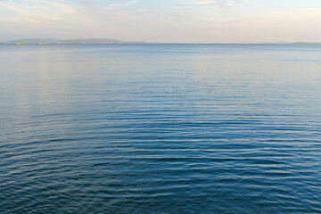 夕凪の海の静かな水面（横構図）
