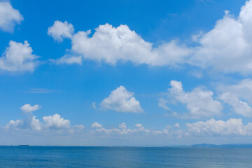 Fototapeta na wymiar 真夏の青い海と空
