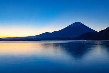 夜明けの富士山、山梨県本栖湖にて