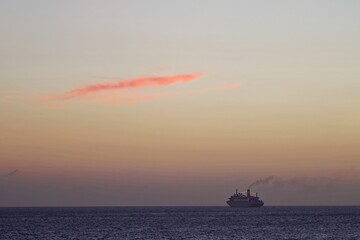 Schiff fährt in den Sonnenuntergang