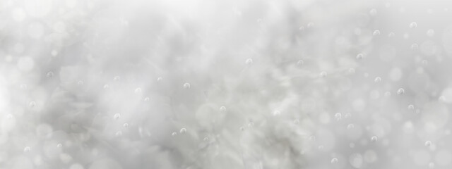 水滴、雨とグレーの曇のバックグラウンド