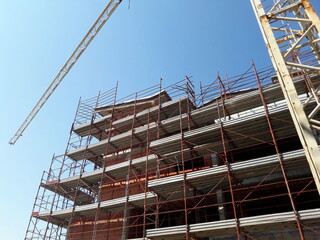 Lavori in corso nel cantiere edile in estate - business