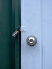 鍵のある貸し倉庫の扉