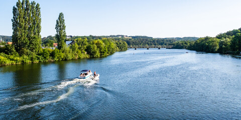 Menschen in einem Boot auf der Ruhr in Essen