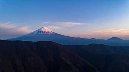 西湖から望む夕暮れマジックアワーの富士山