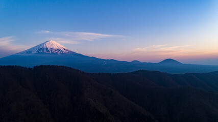 Fototapeta na wymiar 西湖から望む夕暮れマジックアワーの富士山