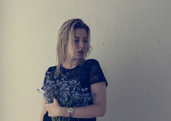 girl with white hair with the flower in hands