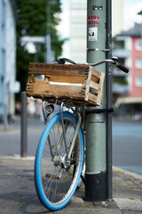 wein aus deutschen landen kiste auf fahrrad 