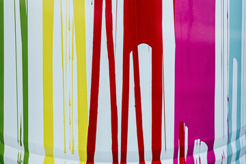 Coulures de peinture aux couleurs vives sur du métal
