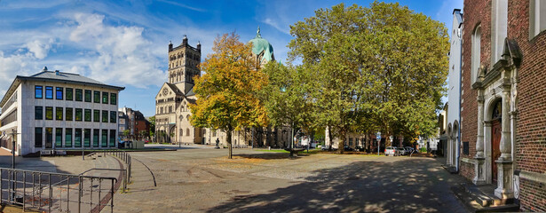 Panorama - Das Quirinus Münster in Neuss mit dem Freithof - Sightseeing