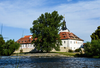 Fototapeta na wymiar castle in Dobřichovice in Central Bohemia on the banks of the river Berounka