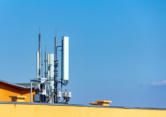 Cellphone broadcast antennas for 5G internet connectivity