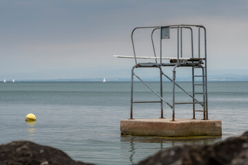 Plongeoir sur le lac Léman par temps nuageux