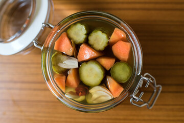 Pickled vegetables (cucumbers and carrots) in jar directly from above　瓶に入ったキュウリとニンジンのピクルス 真俯瞰