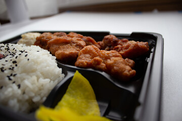 定番の唐揚げ弁当　唐揚げアップ