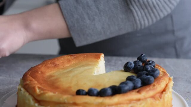 K&auml;sekuchen rausheben