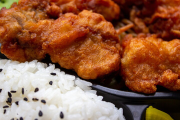 定番の唐揚げ弁当　唐揚げアップ