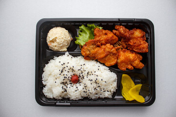 唐揚げ弁当　ポテトサラダとたくわん