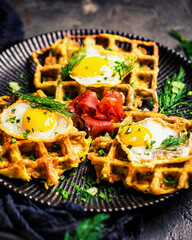 Herzhafte Waffeln mit Lachs und Wachteleiern