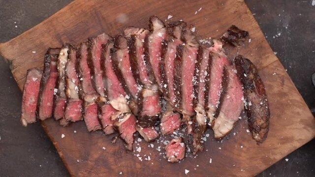 Salzregen &uuml;ber Steak