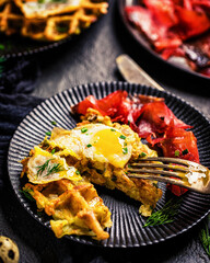 Herzhafte Waffeln mit Lachs und Wachteleiern