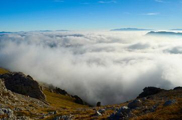 Nuvole basse nella valle in montagna