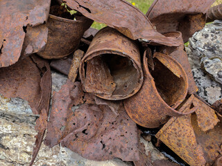 verrostete Komplektedosen - Überreste der Verplegung aus dem 1. Weltkrieg - alte und rostig - Italien - Lagazuoi