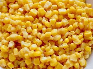 도자기 그릇에 담긴 옥수수
