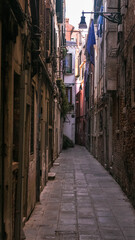 Fototapeta na wymiar narrow street in Venice