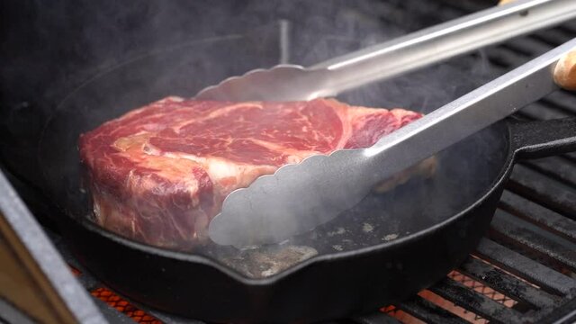 Steak wird gewendet