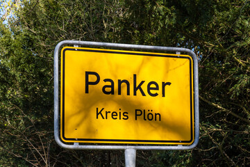 Ein Ortseingangsschild vom Gut Panker in Schleswig-Holstein