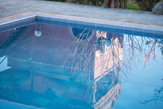 reflection in the pool, bleu water © Ad van Brunschot