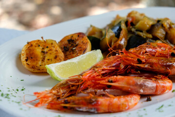 gambas a la plancha, restaurante Es Codol Foradat, Beach Club, Formentera, balearic islands, Spain