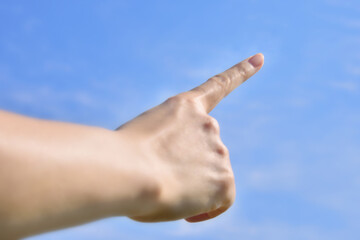 天に向けられた指