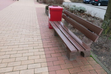 Sitzbank und M&uuml;lleimer