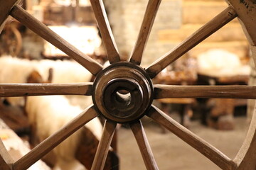 widok przez drewniane koło na starą manufakturę - obrazy, fototapety, plakaty
