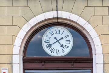 Fototapeta na wymiar Clock in Arch